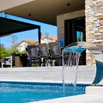 Pieron&bavigo With Pool, Jacuzzi And Sauna - By Istrabook *