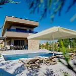 Pieron&bavigo With Pool, Jacuzzi And Sauna - By Istrabook Villa *