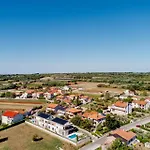 Villa Pieron&bavigo With Pool, Jacuzzi And Sauna - By Istrabook Marčana