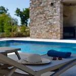 Pieron&bavigo With Pool, Jacuzzi And Sauna - By Istrabook Villa *