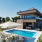 Pieron&bavigo With Pool, Jacuzzi And Sauna - By Istrabook Villa *