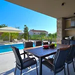 Villa Pieron&bavigo With Pool, Jacuzzi And Sauna - By Istrabook