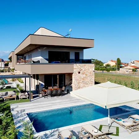 Pieron&bavigo With Pool, Jacuzzi And Sauna * Marčana