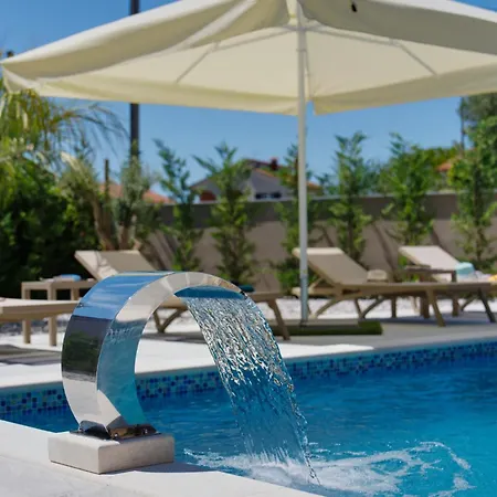 Villa Pieron&bavigo With Pool, Jacuzzi And Sauna