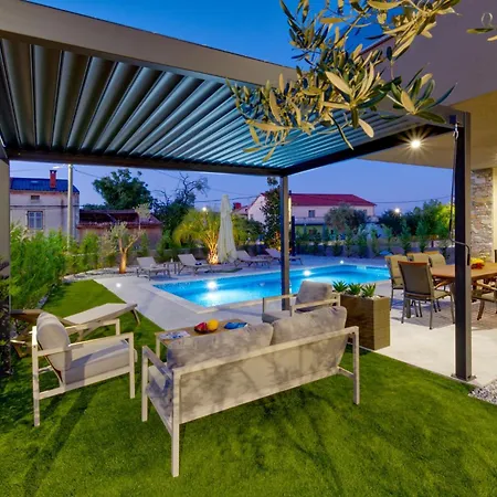 Pieron&bavigo With Pool, Jacuzzi And Sauna Vila