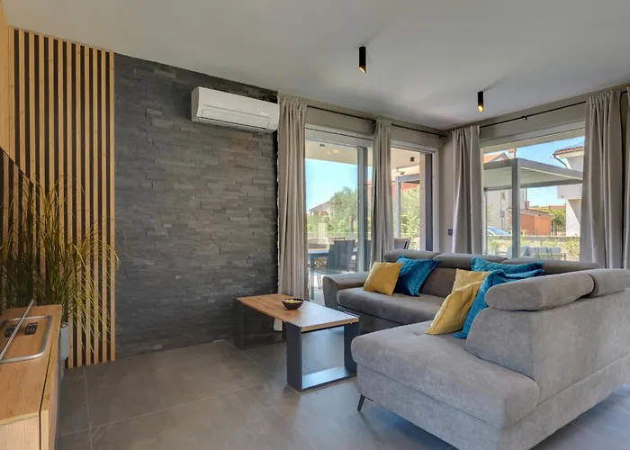 Pieron&bavigo With Pool, Jacuzzi And Sauna