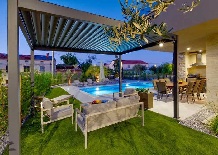 Pieron&bavigo With Pool, Jacuzzi And Sauna Vila