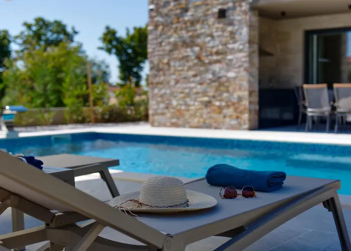 Pieron&bavigo With Pool, Jacuzzi And Sauna Vila *