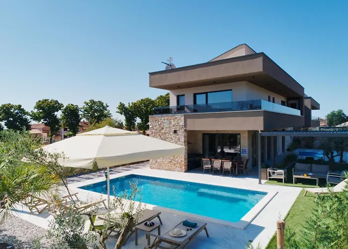 Pieron&bavigo With Pool, Jacuzzi And Sauna Vila *