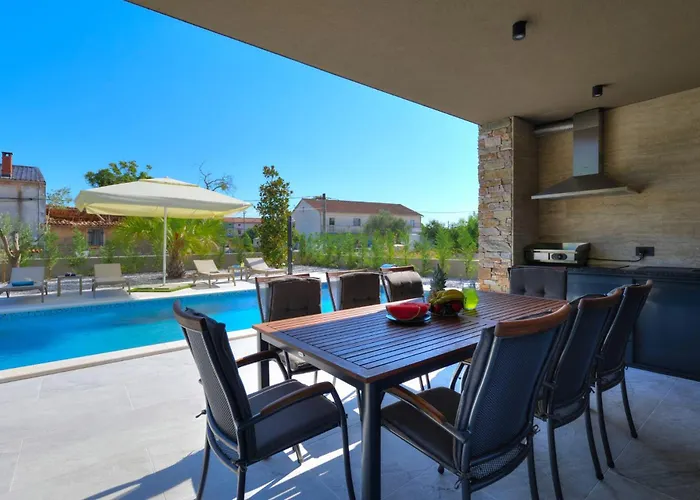 Vila Pieron&bavigo With Pool, Jacuzzi And Sauna