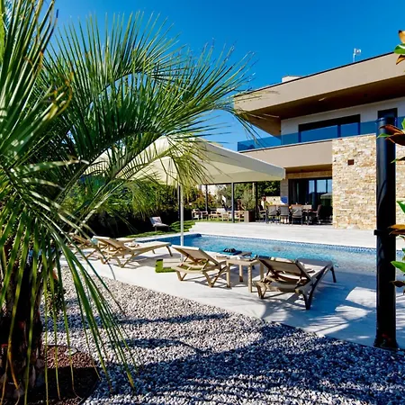 Pieron&bavigo With Pool, Jacuzzi And Sauna - By Istrabook *