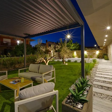 Pieron&bavigo With Pool, Jacuzzi And Sauna Villa