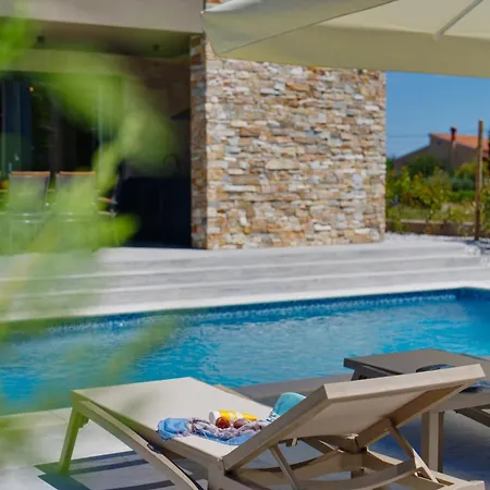Villa Pieron&bavigo With Pool, Jacuzzi And Sauna - By Istrabook