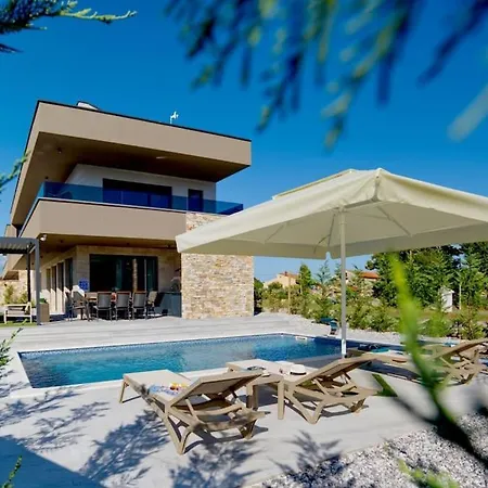 Pieron&bavigo With Pool, Jacuzzi And Sauna - By Istrabook Villa *