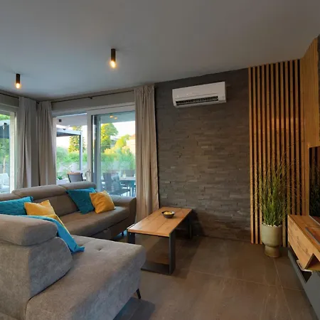 Pieron&bavigo With Pool, Jacuzzi And Sauna - By Istrabook *