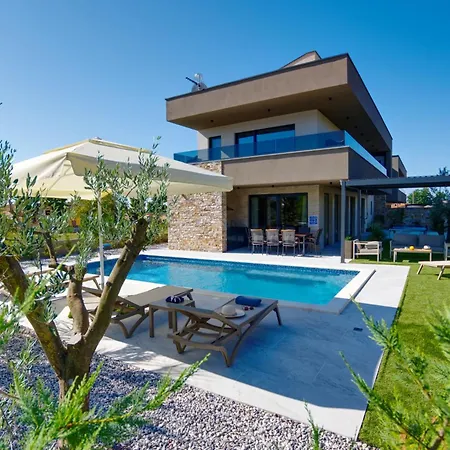 Pieron&bavigo With Pool, Jacuzzi And Sauna - By Istrabook *