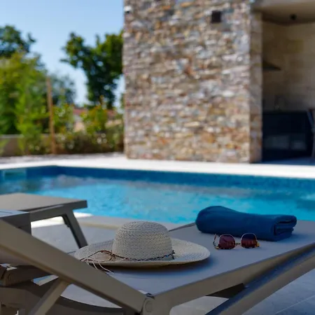 Pieron&bavigo With Pool, Jacuzzi And Sauna - By Istrabook Villa *