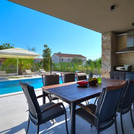 Villa Pieron&bavigo With Pool, Jacuzzi And Sauna - By Istrabook